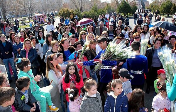 Мэрия Еревана поздравила женщин с 8-м марта Мэрия Еревана поздравила женщин с 8-м марта - Sputnik Армения