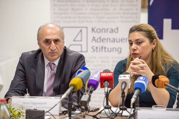 Экономист Атом Маркарян и иранист Гоар Искандарян - Sputnik Արմենիա