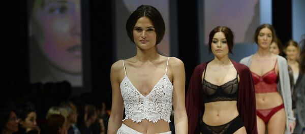 Показ нижнего белья в Париже Показ нижнего белья в Париже - Sputnik Армения
