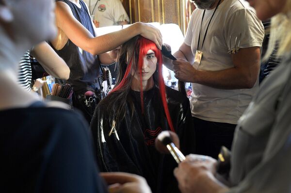 Парикмахеры готовят модель к выходу. Париж - Sputnik Армения