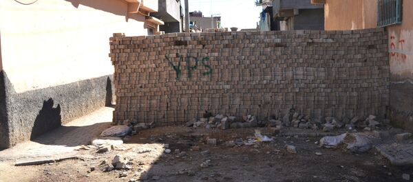 Организация, называющая себя Силы гражданской обороны (YPS), построила на улицах Нусайбина многочисленные баррикады и окопы. - Sputnik Армения