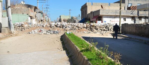 Житель города, идущий в сторону баррикад. Житель города, идущий в сторону баррикад. - Sputnik Արմենիա