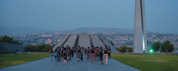 Велопробег в центре Еревана в рамках проекта “100 дверей”, посвященный памяти жертв Геноцида армян 1915 года - Sputnik Армения