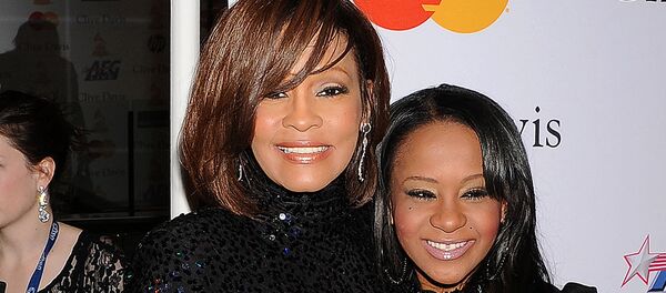 Уитни Хьюстон с дочерью Бобби Кристиной Браун Уитни Хьюстон с дочерью Бобби Кристиной Браун - Sputnik Армения