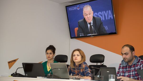 Видеомост на тему: Экономическое сотрудничество в рамках СНГ: новые возможности для взаимодействия. Генеральный директор Делового центра экономического развития СНГ Владимир Савченко Видеомост на тему: Экономическое сотрудничество в рамках СНГ: новые возможности для взаимодействия. Генеральный директор Делового центра экономического развития СНГ Владимир Савченко - Sputnik Армения