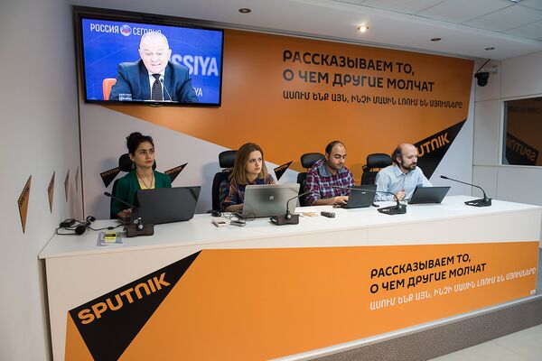 Видеомост на тему: Экономическое сотрудничество в рамках СНГ: новые возможности для взаимодействия. Генеральный директор Делового центра экономического развития СНГ Владимир Савченко Видеомост на тему: Экономическое сотрудничество в рамках СНГ: новые возможности для взаимодействия. Генеральный директор Делового центра экономического развития СНГ Владимир Савченко - Sputnik Армения