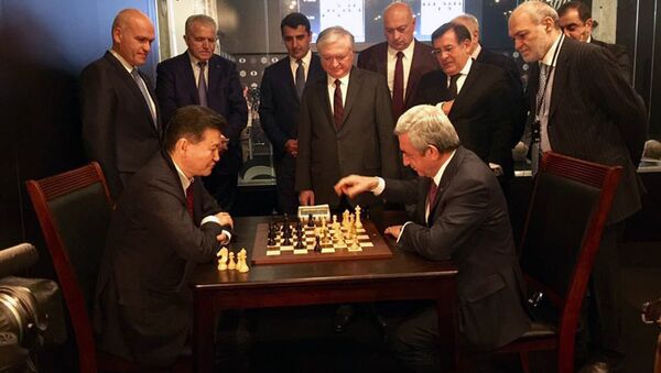 Президент Армении Серж Саргсян играет в шахматы с председателем ФИДЕ - Sputnik Արմենիա