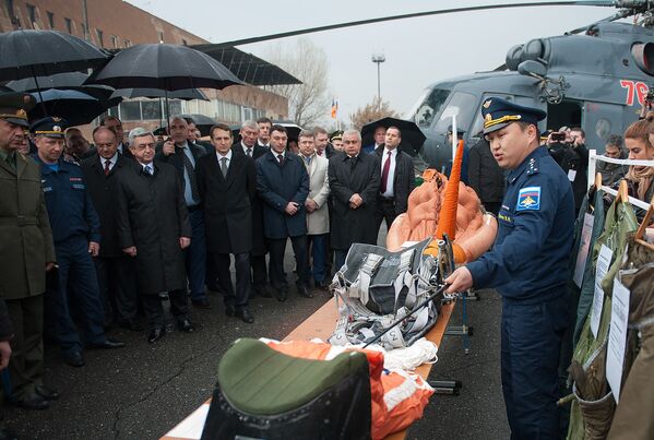 Սերժ Սարգսյանն ու Սերգեյ Նարիշկինը Էրեբունի ավիակայանում ներկա են գտնվել ցուցադրական թռիչքների - Sputnik Արմենիա