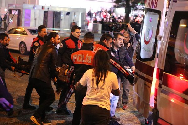 Спасатели и полиция на месте теракта на автобусной остановке рядом со сквером Гювен-парк в центре Анкары - Sputnik Армения
