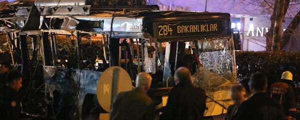 Взрыв произошел на автобусной остановке вблизи одного из офисов премьер-министра Турции рядом со сквером Гювен-парк в самом центре города в момент большого скопления людей Взрыв произошел на автобусной остановке вблизи одного из офисов премьер-министра Турции рядом со сквером Гювен-парк в самом центре города в момент большого скопления людей - Sputnik Армения