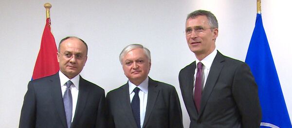 Министр обороны РА Сейран Оганян, Министр иностранных дел РА Эдвард Налбандян и генеральный секретарь НАТО Йенс Столтенберг Министр обороны РА Сейран Оганян, Министр иностранных дел РА Эдвард Налбандян и генеральный секретарь НАТО Йенс Столтенберг - Sputnik Արմենիա