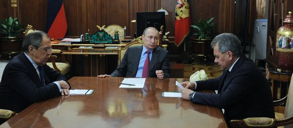 Президент РФ В. Путин встретился с министрами иностранных дел и обороны С. Лавровым и С. Шойгу Президент РФ В. Путин встретился с министрами иностранных дел и обороны С. Лавровым и С. Шойгу - Sputnik Армения