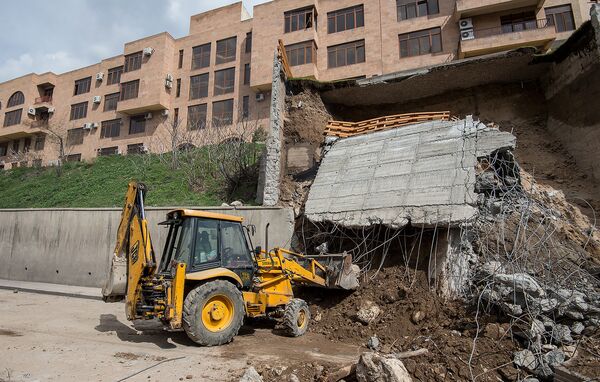 В результате обрушения была перекрыта городская трасса В результате обрушения была перекрыта городская трасса - Sputnik Армения