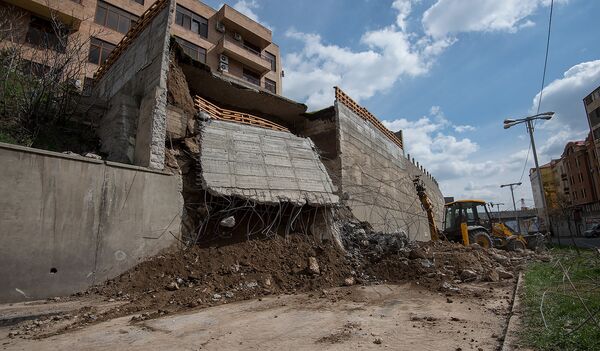Бетонное ограждение высотой 8 м обрушилось в Ереване, перекрыв городскую трассу Бетонное ограждение высотой 8 м обрушилось в Ереване, перекрыв городскую трассу - Sputnik Արմենիա