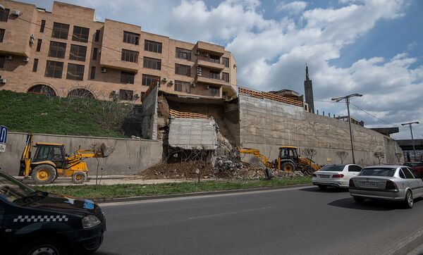 Обвал бетонной стены произошел на трассе Сараландж в Ереване Обвал бетонной стены произошел на трассе Сараландж в Ереване - Sputnik Армения