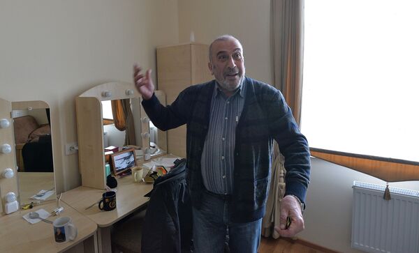 Кириченко в актерской гримерке Кириченко в актерской гримерке - Sputnik Армения