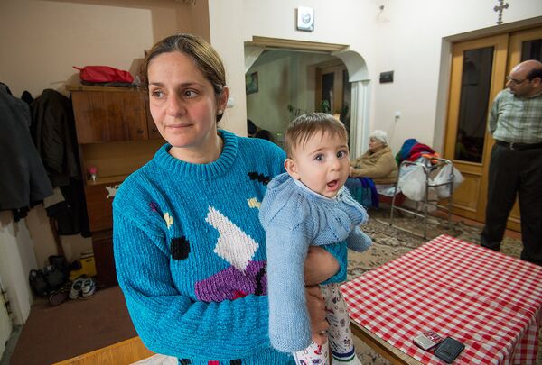 Лена Снджарян с малышом. Семья Снджарян из Сирии Лена Снджарян с малышом. Семья Снджарян из Сирии - Sputnik Армения