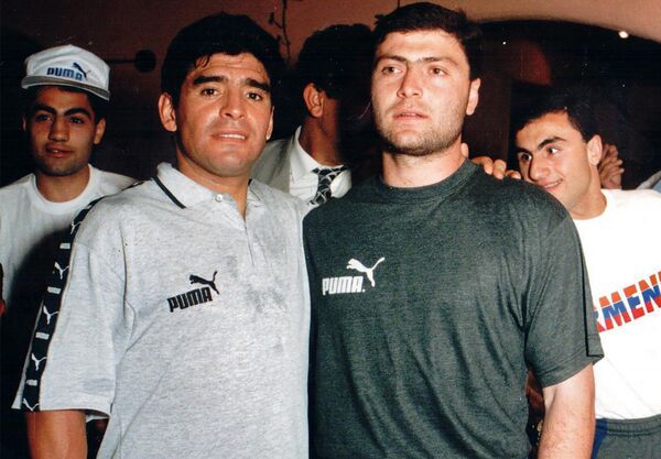 Ինչպես էր Մարադոնան պարում հայկական երաժշտության ներքո ու խմում մեր հավաքականի կենացը Ինչպես էր Մարադոնան պարում հայկական երաժշտության ներքո ու խմում մեր հավաքականի կենացը - Sputnik Արմենիա