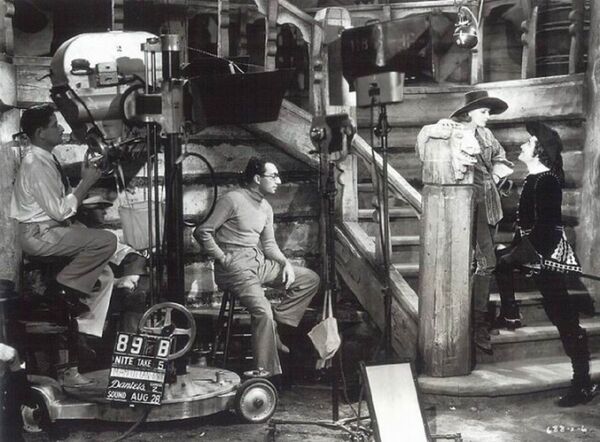 Этот пункт биографии Рубена Мамуляна не давал покоя грузинской соседке режиссера - Sputnik Армения