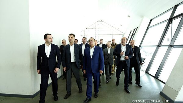 премьер-министры Армении и Грузии Овик Абрамян и Ираклий Гарибашвили на КПП Дарьяли - Sputnik Արմենիա