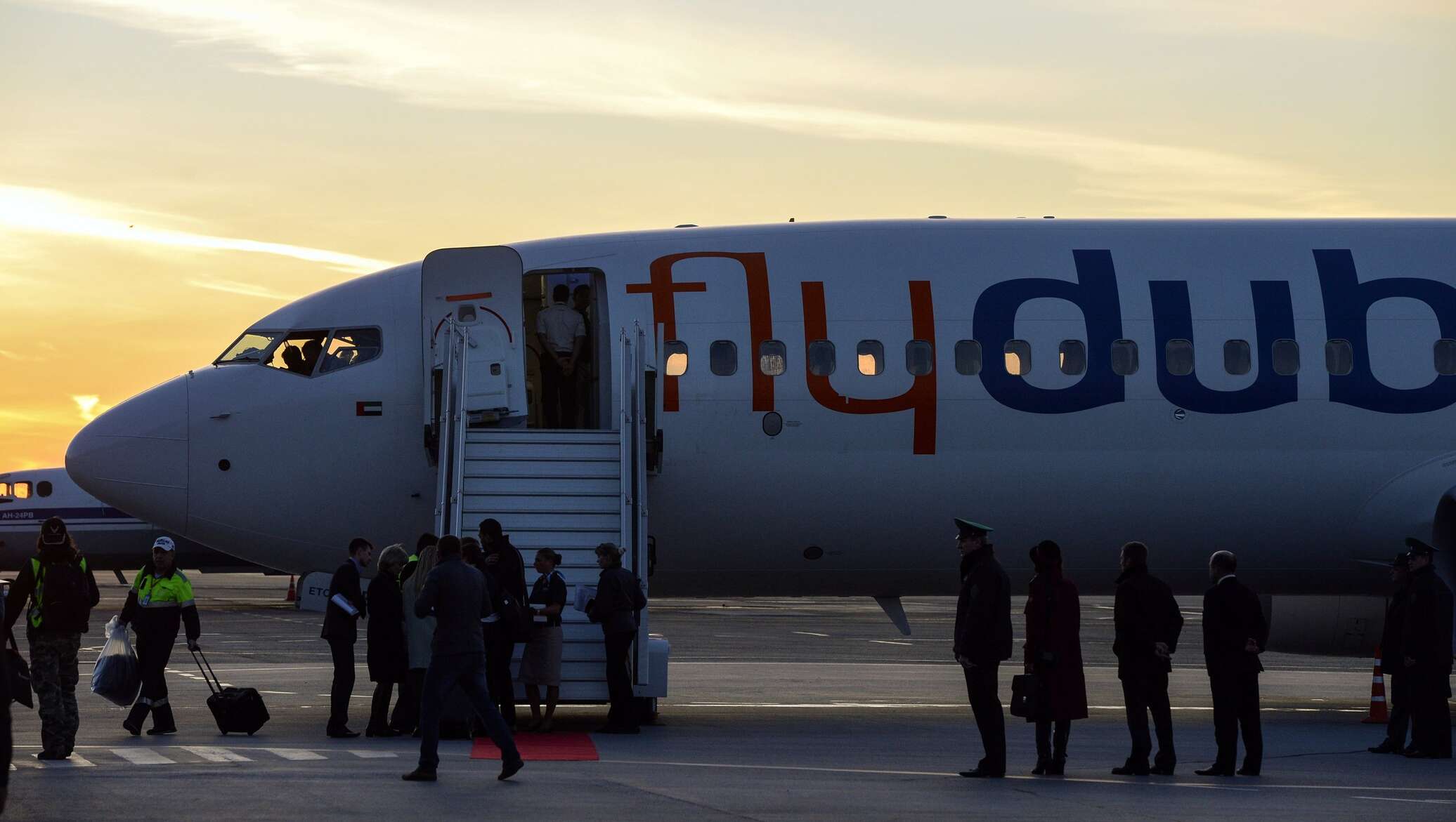 Рейс ереван дубай. Рейс ереван дубай. Боинг флай дубай. Flyone armenia самолеты. Airbus a 320 flyone armenia.