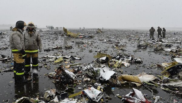 На месте крушения пассажирского самолета Boeing-737-800, который разбился при посадке в аэропорту Ростова-на-Дону - Sputnik Արմենիա