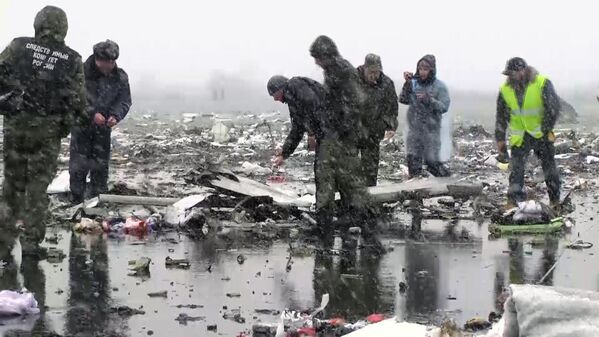 На месте крушения пассажирского самолета Boeing-737-800, который разбился при посадке в аэропорту Ростова-на-Дону - Sputnik Армения