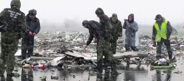 На месте крушения пассажирского самолета Boeing-737-800, который разбился при посадке в аэропорту Ростова-на-Дону На месте крушения пассажирского самолета Boeing-737-800, который разбился при посадке в аэропорту Ростова-на-Дону - Sputnik Армения