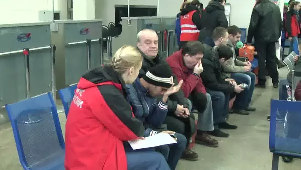 Психолог МЧС с родственниками пассажиров самолета Boeing-737-800, который разбился при посадке в аэропорту Ростова-на-Дону. (Стоп-кадр с видео). - Sputnik Армения