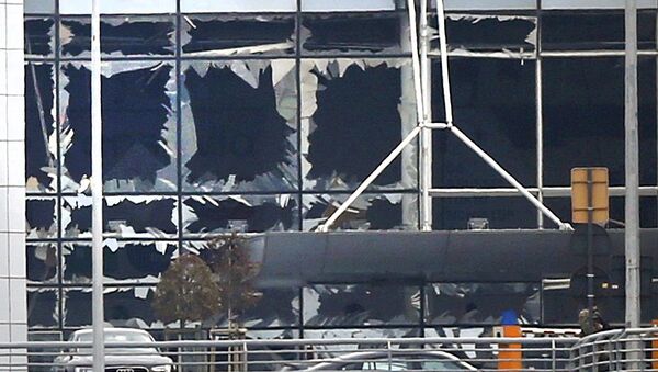 Разбитые окна брюссельского аэропорта после взрывов - Sputnik Армения