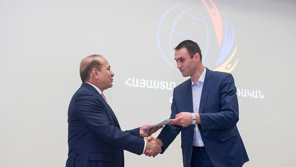 Премьер-министр Армении Овик Абраамян вручает студентам сертификаты оплаты их учебы Молодежным фондом Армении - Sputnik Արմենիա