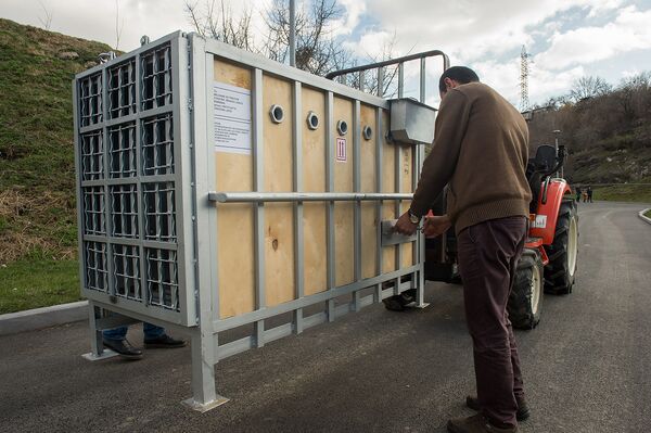 Клетки медведей гюмрийского зоопарка Маши и Миши Клетки медведей гюмрийского зоопарка Маши и Миши - Sputnik Армения