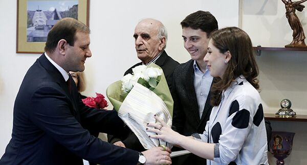 Мэр города Ереван Тарон Маргарян вручает ключи от квартиры Артавазду Пелешяну Мэр города Ереван Тарон Маргарян вручает ключи от квартиры Артавазду Пелешяну - Sputnik Արմենիա