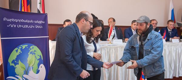 Помощь беженцам из Сирии в Армении в рамках благотворительной акции Ты не один Помощь беженцам из Сирии в Армении в рамках благотворительной акции Ты не один - Sputnik Армения