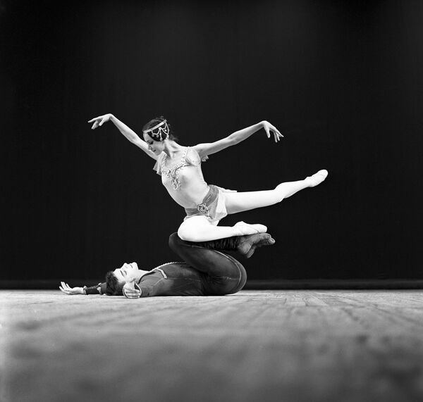 Сцена из балета А.Хачатуряна Гаянэ. Гаянэ - Лариса Туисова, Гико - Александр Румянцев - Sputnik Армения