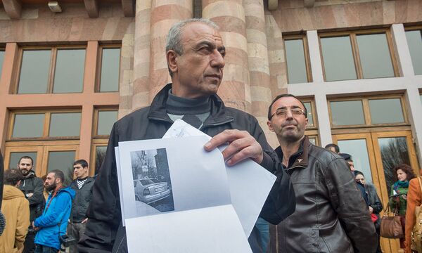 Протест таксистов у здания Правительства Армении Протест таксистов у здания Правительства Армении - Sputnik Արմենիա