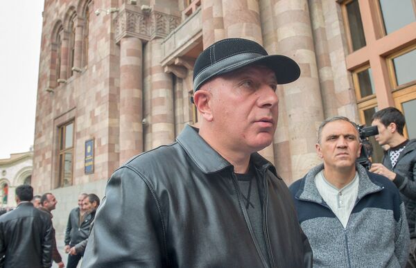 Протест таксистов у здания Правительства Армении Протест таксистов у здания Правительства Армении - Sputnik Արմենիա