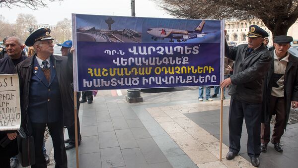 Акция протеста летчиков и их семей у здания Правительства Армении - Sputnik Արմենիա