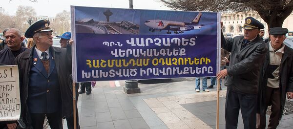Акция протеста летчиков и их семей у здания Правительства Армении Акция протеста летчиков и их семей у здания Правительства Армении - Sputnik Արմենիա