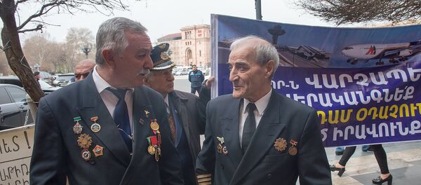 Акция протеста летчиков и их семей у здания Правительства Армении Акция протеста летчиков и их семей у здания Правительства Армении - Sputnik Армения
