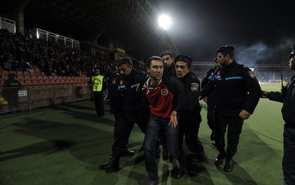 Футбольный болельщик с факелом вышел на поле во время матча Армения-Беларусь - Sputnik Армения