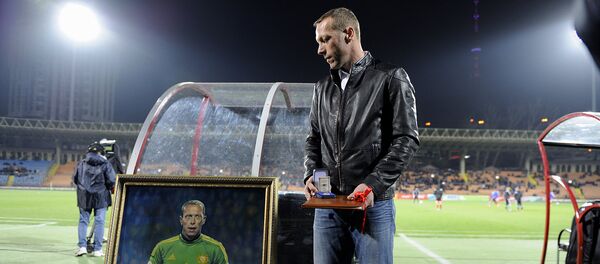 Роман Березовский рядом со своим портретом Роман Березовский рядом со своим портретом - Sputnik Արմենիա