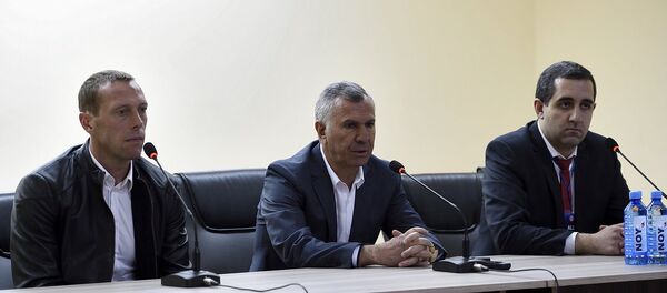 Армения-Беларусь: послематчевая пресс-конференция. Тренер сборной Армении Варужан Сукиасян и Роман Березовский Армения-Беларусь: послематчевая пресс-конференция. Тренер сборной Армении Варужан Сукиасян и Роман Березовский - Sputnik Армения