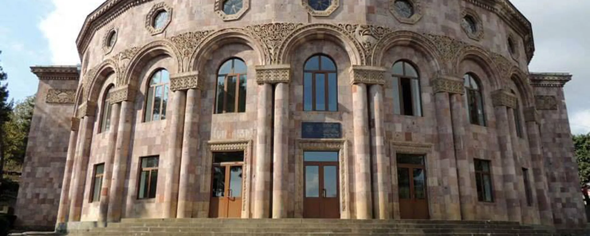 Чартарский культурно-спортивный дворец им. Севака Гукасяна в городе Чартар в Арцахе. В советские времена это был клуб села, построенный наподобие Оперы в Ереване - Sputnik Армения, 1920, 25.12.2021