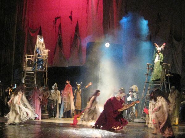 Король Лир на сцене гюмрийского театра им. В. Ачаряна Король Лир на сцене гюмрийского театра им. В. Ачаряна - Sputnik Армения