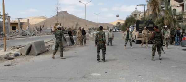 СПУТНИК_Сирийские военные играли в мяч на улице освобожденной от боевиков Пальмиры СПУТНИК_Сирийские военные играли в мяч на улице освобожденной от боевиков Пальмиры - Sputnik Армения