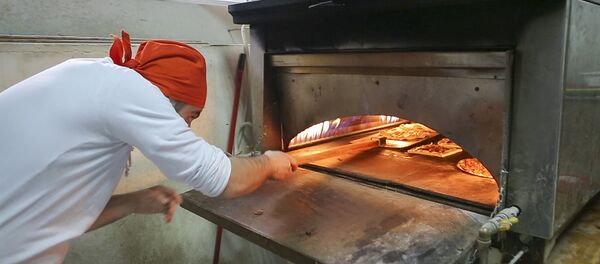 Мастер по изготовлению Лагмаджо Кайц Мастер по изготовлению Лагмаджо Кайц - Sputnik Армения