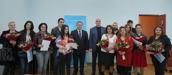 Вручение сертификатов студентам многодетных семей, учебу которых будет оплачивать Молодежный фонд Армении Вручение сертификатов студентам многодетных семей, учебу которых будет оплачивать Молодежный фонд Армении - Sputnik Армения