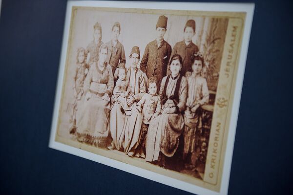 Табличка под фотографией: Почти до середины XX века армянские фотографы доминировали на рынке производства фотографий на Ближнем Востоке. В их числе были Е. Гарабедян, Х. Р. Крикориан - Sputnik Արմենիա