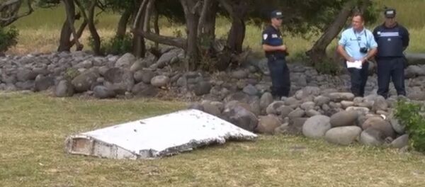 СПУТНИК_Специалисты на Реюньоне осмотрели обломок, похожий на часть крыла Boeing 777 СПУТНИК_Специалисты на Реюньоне осмотрели обломок, похожий на часть крыла Boeing 777 - Sputnik Արմենիա